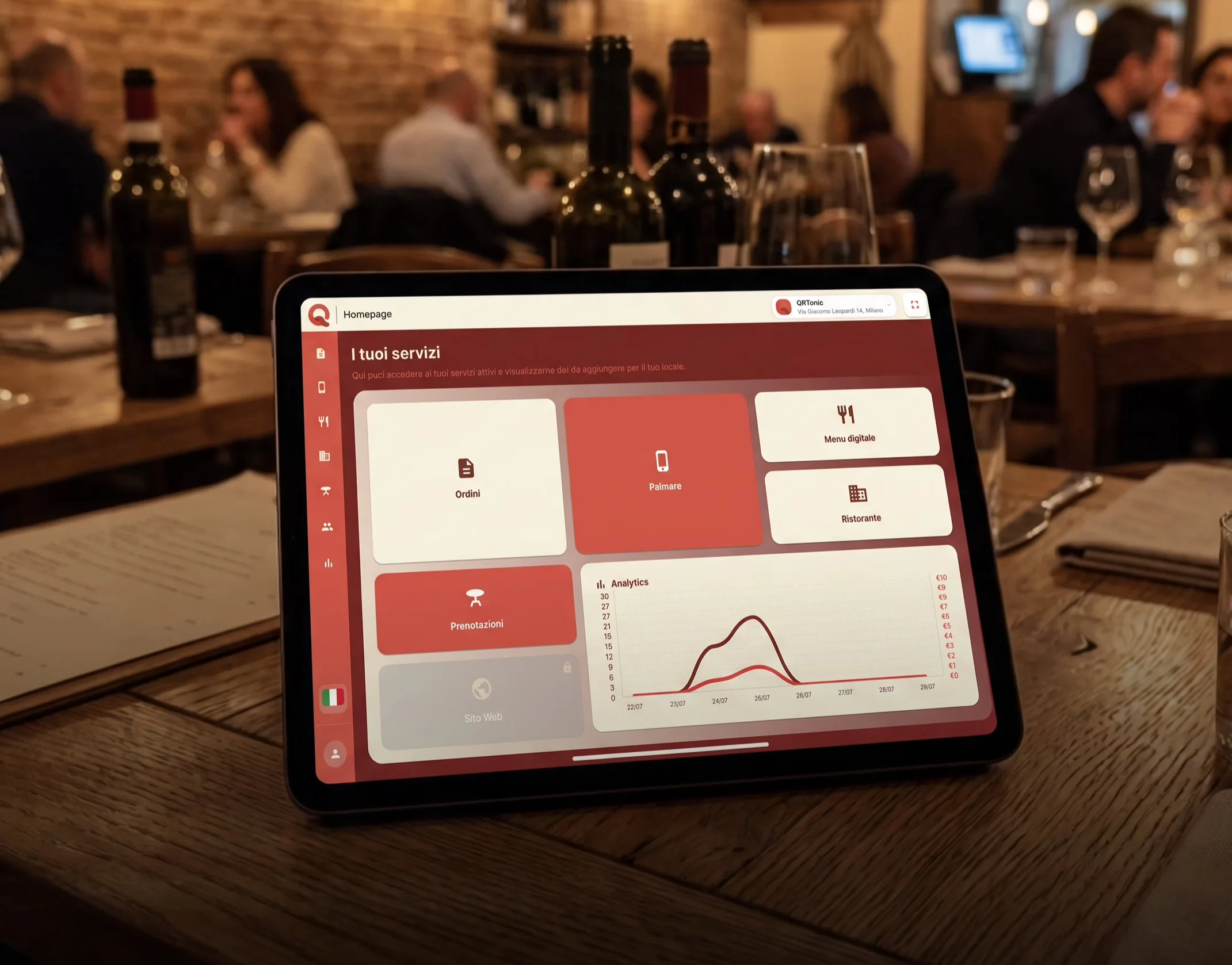 Tablet in sala con dashboard vendite e comande della piattaforma QRTonic