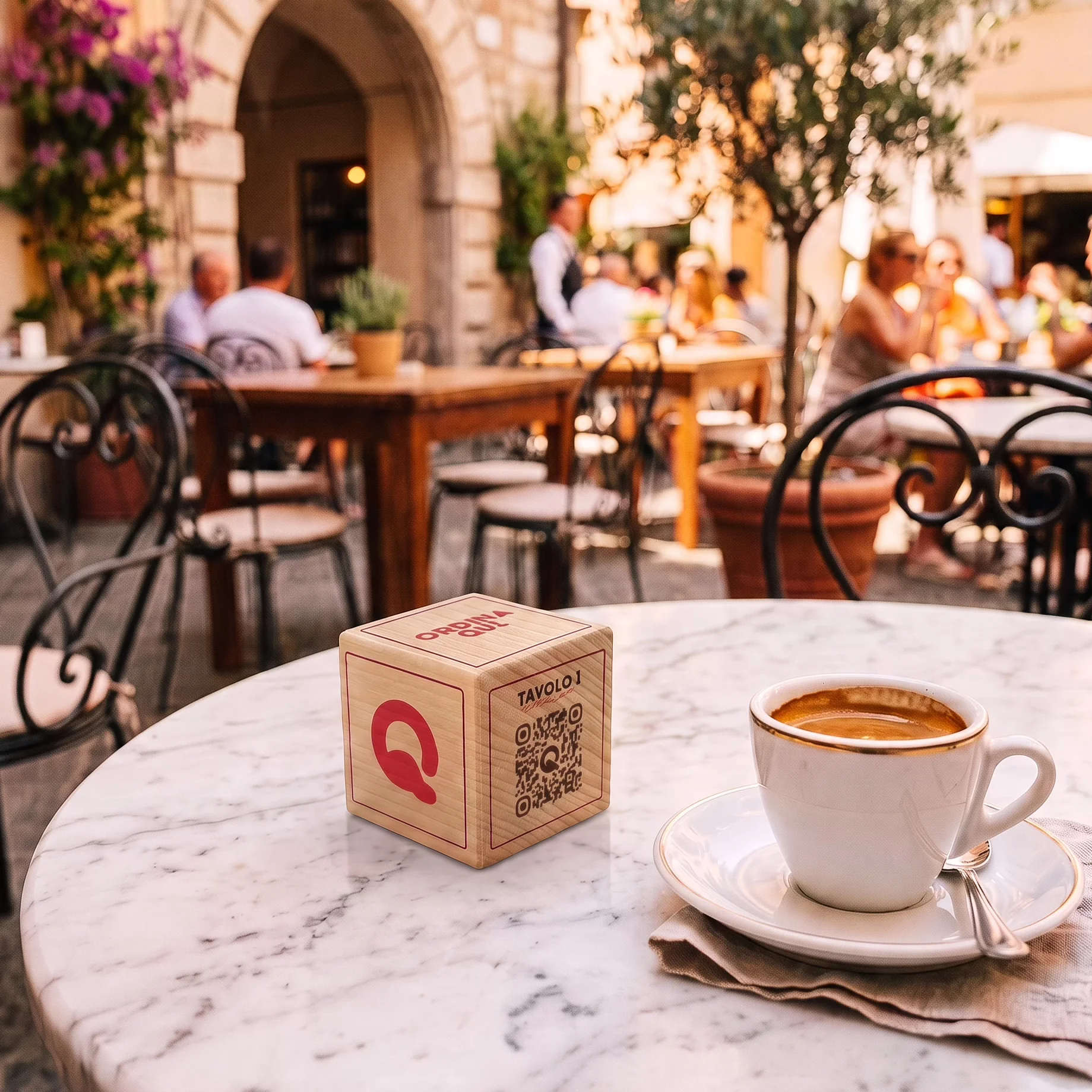 Cubo QR in legno QRTonic sul tavolo di un bar all'aperto